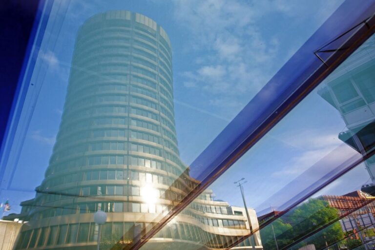 Market Rally Conceals Deep Cracks in World Economy, BIS Warns