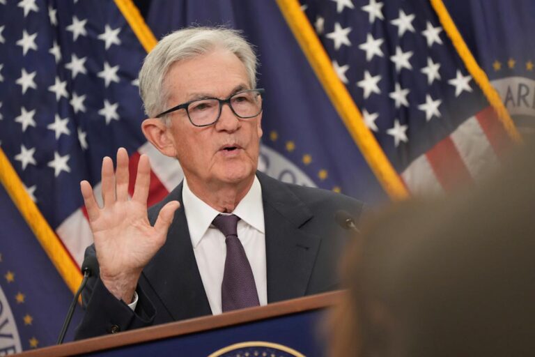 Powell warns that 'there are no risk-free paths now'